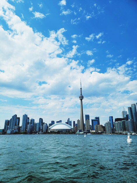 Foto mare da edifici moderni contro il cielo in città