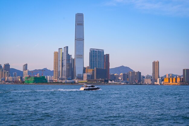 写真 都市の空に照らされた近代的な建物に沿った海