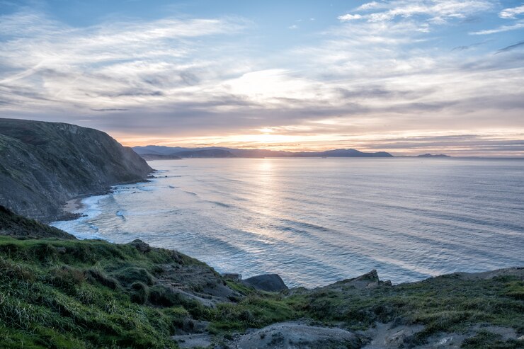 Photo sea cave framing a beautiful beach at sunrise