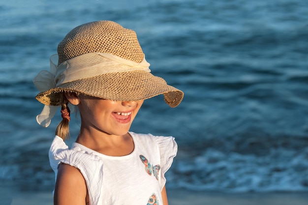 바다 어린이 휴가 바다 배경에서 태양 모자에 행복 웃는 아이 바다 아이 초상화