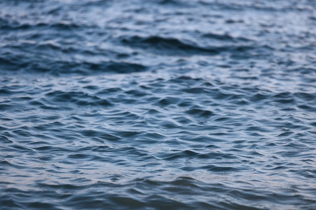 海のクローズアップ。水の質感。波のある水面。高品質の写真