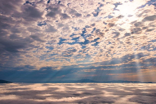 Foto un mare di nuvole al passo di tsubetsu al mattino