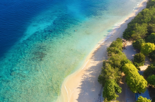 上面からの背景としての海岸上面からのターコイズブルーの水の背景空気からの夏の海景バリ島インドネシア旅行画像