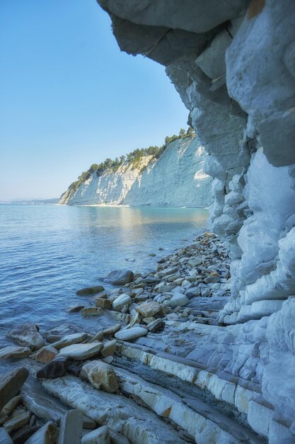 ゲレンジクの海 - ロシアの海岸白の崖とターコイズ色の水の風景風景の美しさ荒れ果てた石灰岩の崖は澄んだ青い空と対照的に楽園の目的地完璧な海