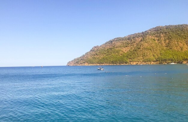 青い海のヨットでの暑い熱帯の国の海と山の遠足の海の海岸