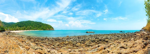 青い水と海岸の風景