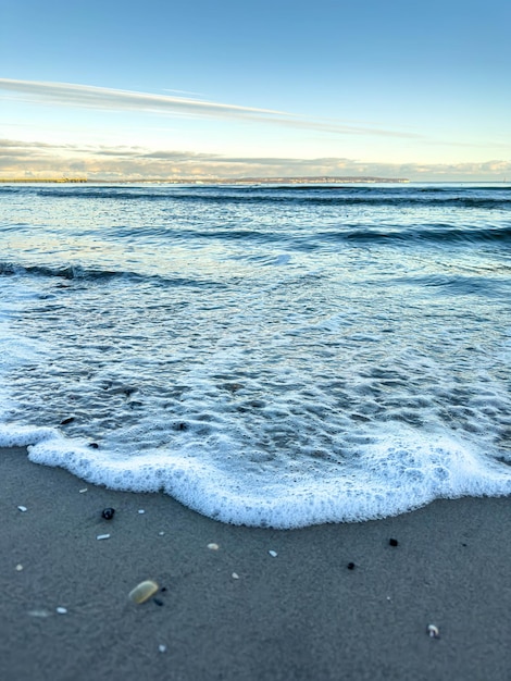 Photo sea coast with seashells and texture waves sea lanscape