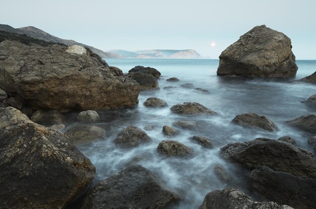 Морское побережье с камнем