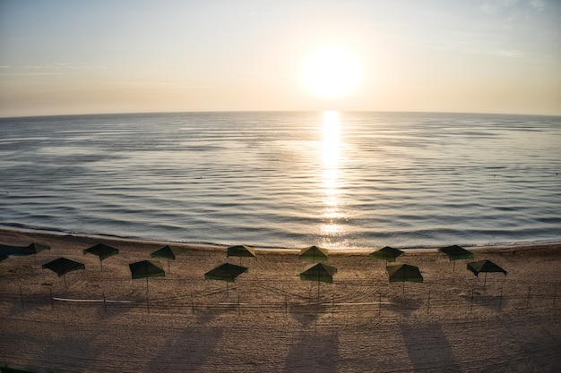 Foto la corrente del mare nuota contro le onde del bellissimo mare