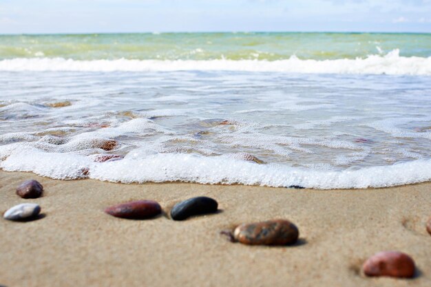 砂浜の海の泡