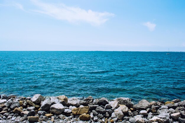 石の海岸と海の地平線