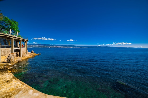 Photo the sea is blue and clear