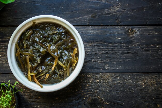 Foto insalata di alghe di cavolo nero