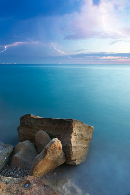 Paesaggio marino e fulmini