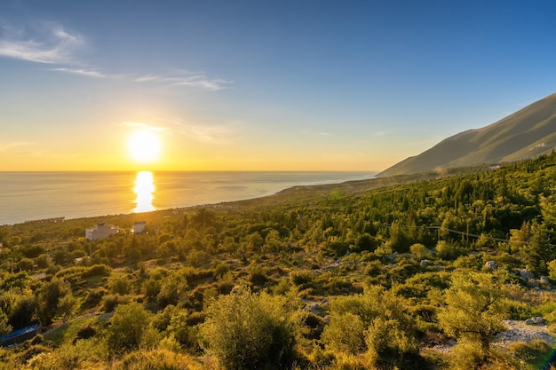 Морской пейзаж с облаками на закате в албании