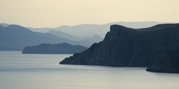 Paesaggio di mare con una silhouette di rocce