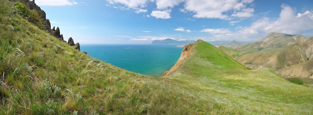 Панорама весенней бухты моря и гор