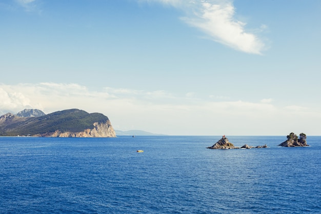 海と山の景色。モンテネグロのペトロヴァックナモル