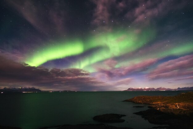 Foto mare di notte con le luci del nord sopra