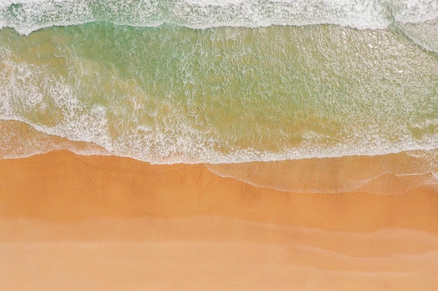 海岸に達する海の波空中ドローンのあるビーチビーチクリアターコイズトップビュー美しいビーチの空中ドローン映像