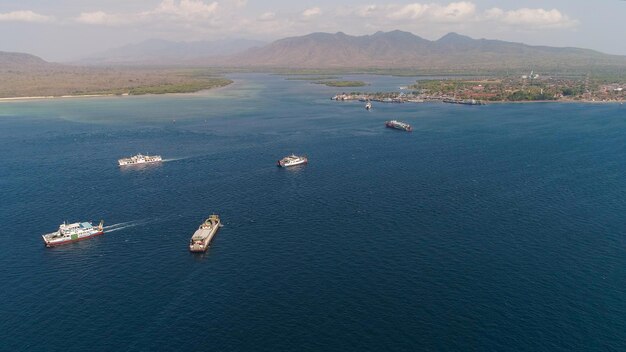 Foto porto di traghetti marittimi per passeggeri gilimanuk bali indonesia