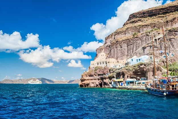 Морской порт на острове Санторини, Греция. Прекрасный вид на море и острова.
