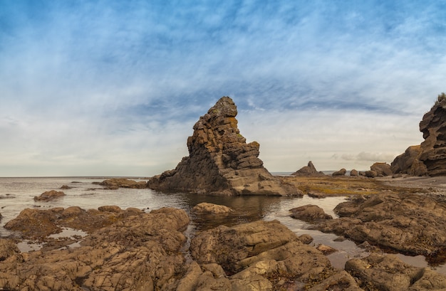 Photo sea rock landscape in a bay of iturup island in kurils.