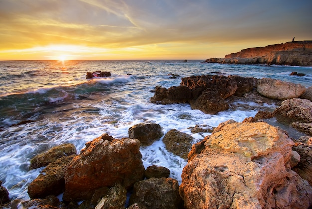 海と夕日の岩。