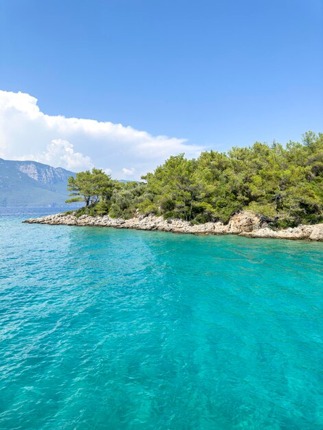 Foto il mare e le rocce la montagna isola tropicale nel mare