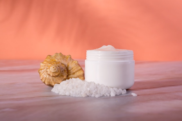 Sea Salt Skin Care Cosmetics fles op een marmeren tafel