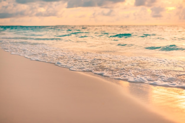 Крупный план пляжа неба морского песка. Панорамный пейзаж. Вдохновляйте тропический пляж, побережье, морской пейзаж, горизонт