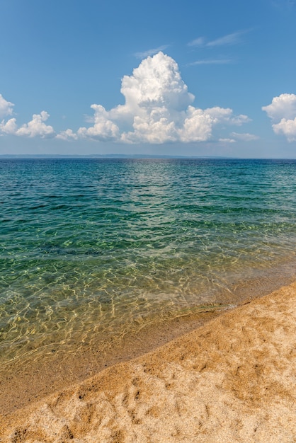 Foto concetto di mare sabbia cielo e concetto di natura