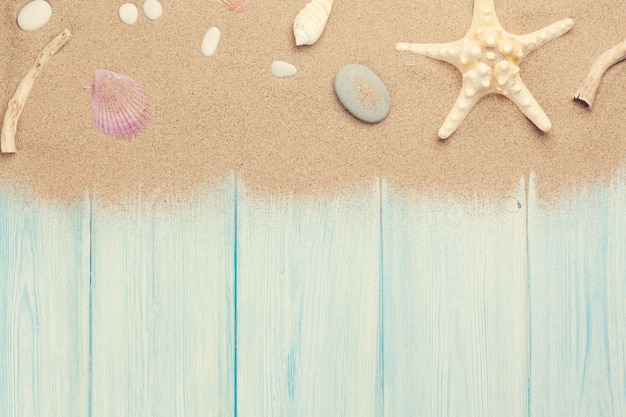 Фото Морской песок с морскими звездами и ракушками