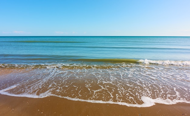 柔らかな波の海と砂浜-自然のアックグラウンド