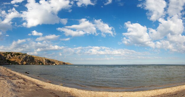 Морское песчаное побережье с мысом