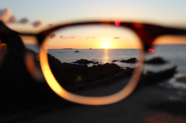 Море через очки во время захода солнца