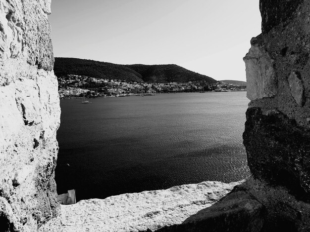 Foto la riva del mare contro un cielo limpido