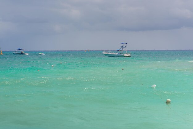 Photo sea shore on the caribbean beach in the area hoteleria in cancun quintana roo mexico