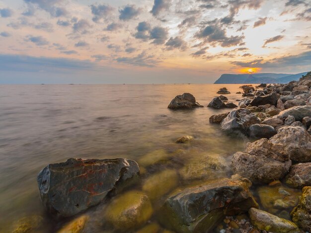 Морской берег и камни