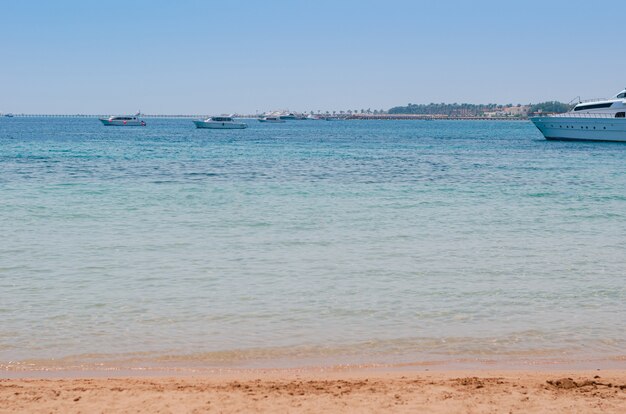 海岸の景色、青い水と船、夏の背景。