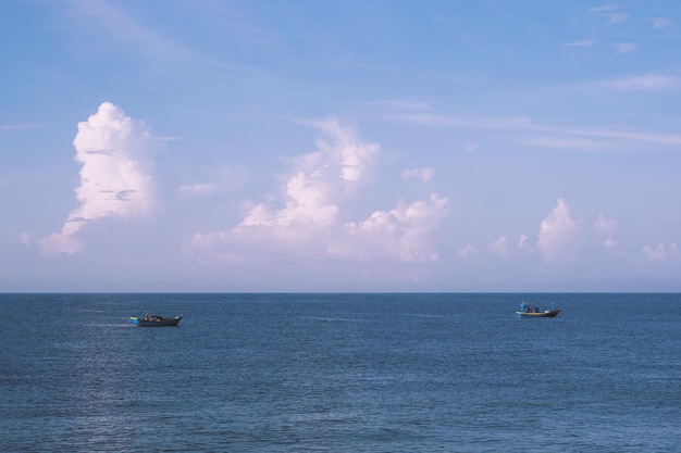 Море небо кучевые облака пейзаж вид фон Спокойная вода одна рыбацкая лодка Цель цель прогресс концепции