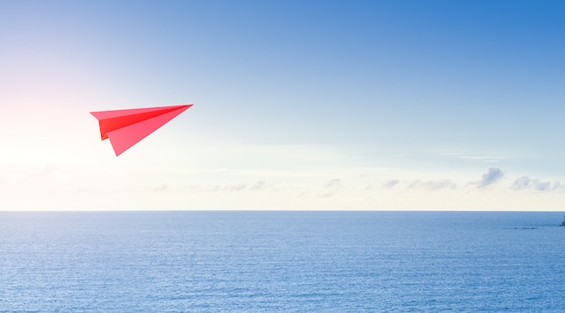 Mare e cielo nel concetto di affari di turismo.