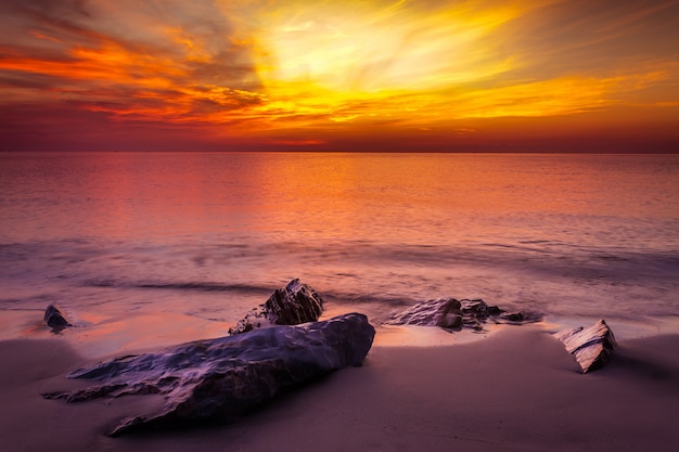 Foto mare e cielo in tempo di twilight