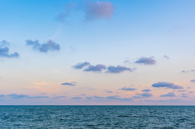 海と空の朝の日差し