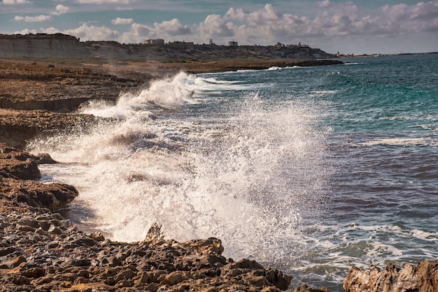 Photo sea splashing on rocks