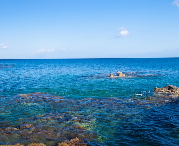 海の石の背景ギリシャの島ザキントス島