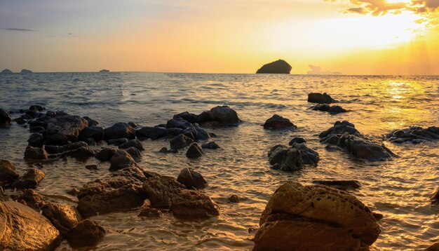 Photo sea stones at sunset phi phi island thailand