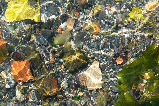 사진 ⁇ 은 물 아래 의 바다 돌 들