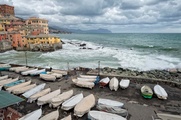 Sea Storm op het pittoreske boccadasse-dorp in Genua