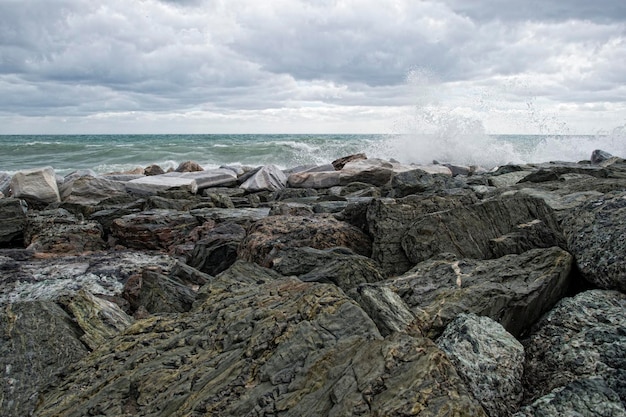 Sea Storm storm op de rotsen